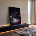 Porsche preto na neve à noite com leopardo-das-neves rugindo e luz vermelha, quadro decorativo