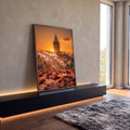 Folha de outono com gotas de chuva, gota refletindo torre ao pôr do sol laranja, quadro decorativo