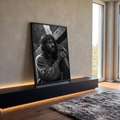 Quadro Decorativo Grande Jesus Cristo Cruz para Sala | quadros decorativos para sala | homem com coroa de espinhos carregando cruz de madeira, imagem em preto e branco | em Quadros para Sala | Porao dos Quadros