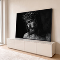 Jesus de cabeça baixa com coroa de espinhos, em fotografia preto e branco sobre fundo escuro, quadro decorativo