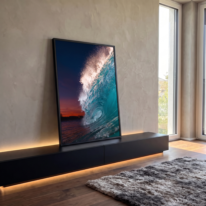 Onda do mar turquesa formando tubo com spray brilhante e céu de pôr do sol laranja, quadro decorativo