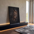 Quadro Decorativo Grande Leão e Filhote para Sala Marrom | quadros decorativos para sala | leão adulto e filhote encostados em tronco de árvore em tons dourados | em Quadros para Sala | Porao dos Quadros