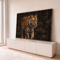 Tigre-de-bengala laranja caminhando entre folhagens escuras em pintura a óleo realista, quadro decorativo