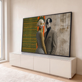 Quadro Decorativo Grande Casal Estilizado Preto para Sala | quadros decorativos para sala | mulher de peruca loira e vestido xadrez ao lado de homem com rosto pintado em preto e branco | em Quadros para Sala | Porao dos Quadros