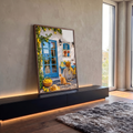Fachada branca da Costa Amalfitana com porta azul, limoeiro, bicicleta amarela e gato ruivo, quadro decorativo