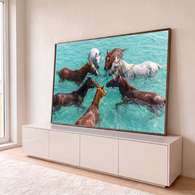 Quadro Decorativo Grande Cavalos em Círculo para Sala Azul | quadros decorativos para sala | sete cavalos nadando em mar turquesa formando um círculo com cabrestos coloridos | em Quadros para Sala | Porao dos Quadros