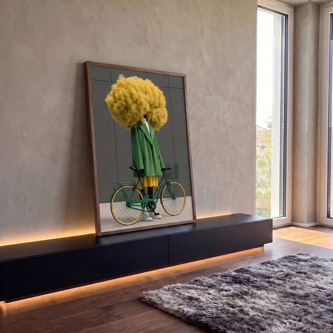 Figura surreal com cabeça de nuvem amarela, casaco verde xadrez e bicicleta verde, quadro decorativo