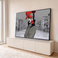Mulher com maquiagem de pierrô, chapéu vermelho e coração diante de canal de Veneza cinza, quadro decorativo