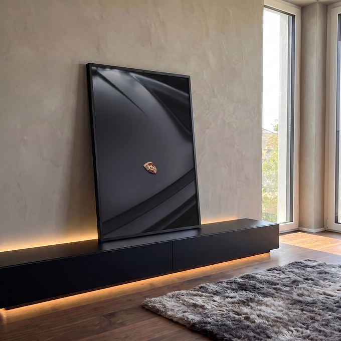Capô de Porsche preto fosco com brasão dourado em destaque, fotografia automotiva, quadro decorativo