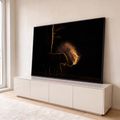 Elefante em silhueta contraluz borrifando água dourada sob árvore seca na noite, quadro decorativo