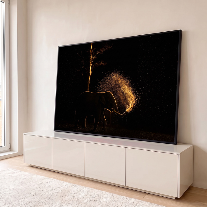 Elefante em silhueta contraluz borrifando água dourada sob árvore seca na noite, quadro decorativo