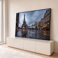 Quadro Decorativo Grande Torre Eiffel Cinza para Sala | quadros decorativos para sala | Torre Eiffel sob céu nublado com rua de paralelepípedos molhada refletindo luzes | em Quadros para Sala | Porao dos Quadros