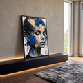 Quadro Decorativo Grande Rosto Feminino para Sala Azul | quadros decorativos para sala | retrato feminino em preto e branco com blocos de tinta azul e dourada sobre o cabelo | em Quadros para Sala | Porao dos Quadros