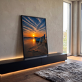 Barco azul de pesca com rede na areia da praia sob céu com nuvens e pôr do sol laranja, quadro decorativo