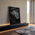 Quadro Decorativo Grande Leopardo Saltando Preto para Sala | quadros decorativos para sala | leopardo em pleno salto na chuva, foto em preto e branco com alta definição | em Quadros para Sala | Porao dos Quadros