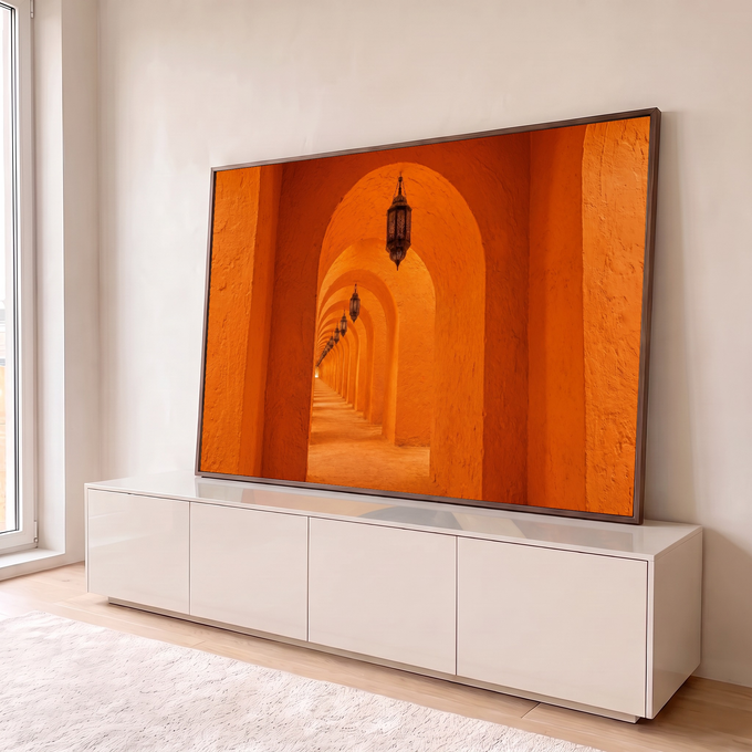 Quadro Decorativo Grande Corredor de Arcos Laranja para Sala | quadros decorativos para sala | corredor de arcos de terracota com lanternas marroquinas penduradas em perspectiva | em Quadros para Sala | Porao dos Quadros