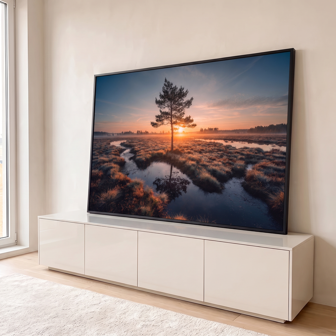 Quadro Decorativo Grande Pinheiro Solitário para Sala | quadros decorativos para sala | pinheiro solitário refletido em riacho ao nascer do sol em pântano com névoa | em Quadros para Sala | Porao dos Quadros