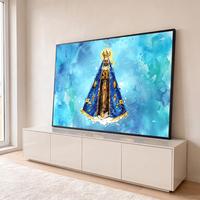 Nossa Senhora Aparecida com coroa dourada e manto azul sobre fundo em aquarela azul, quadro decorativo