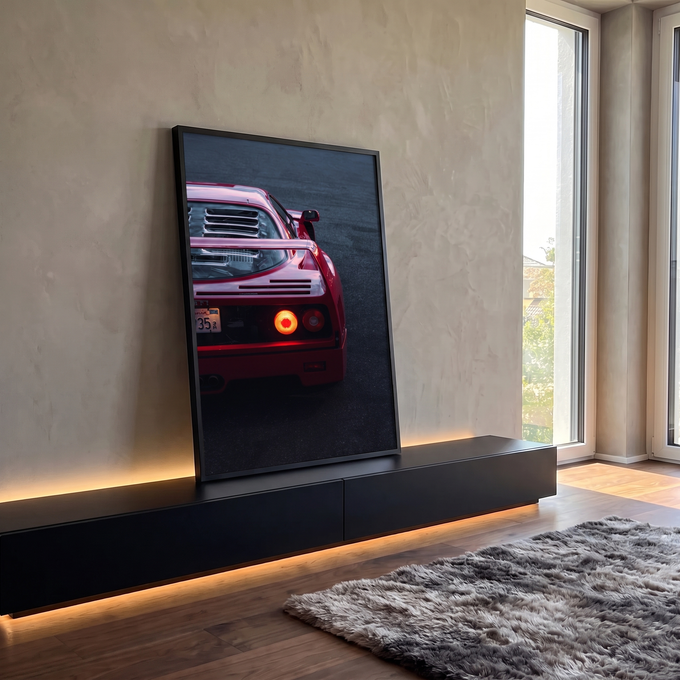 Traseira de supercarro vermelho com lanternas acesas sobre asfalto ao anoitecer, quadro decorativo
