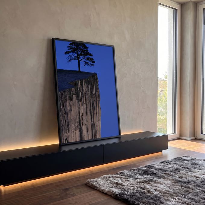 Quadro Decorativo Pinheiro Solitário no Penhasco com Céu | quadros decorativos para sala | pinheiro em silhueta sobre penhasco rochoso com céu azul profundo ao fundo | em Quadros para Sala | Porao dos Quadros
