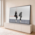 Quadro Decorativo Grande Manequins em Corda para Sala Preto | quadros decorativos para sala | duas figuras estilizadas em preto e branco equilibradas numa corda bamba sobre o mar | em Quadros para Sala | Porao dos Quadros