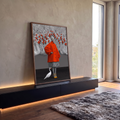 Mulher surreal de casaco laranja e saia xadrez entre cisnes brancos e galhos, quadro decorativo
