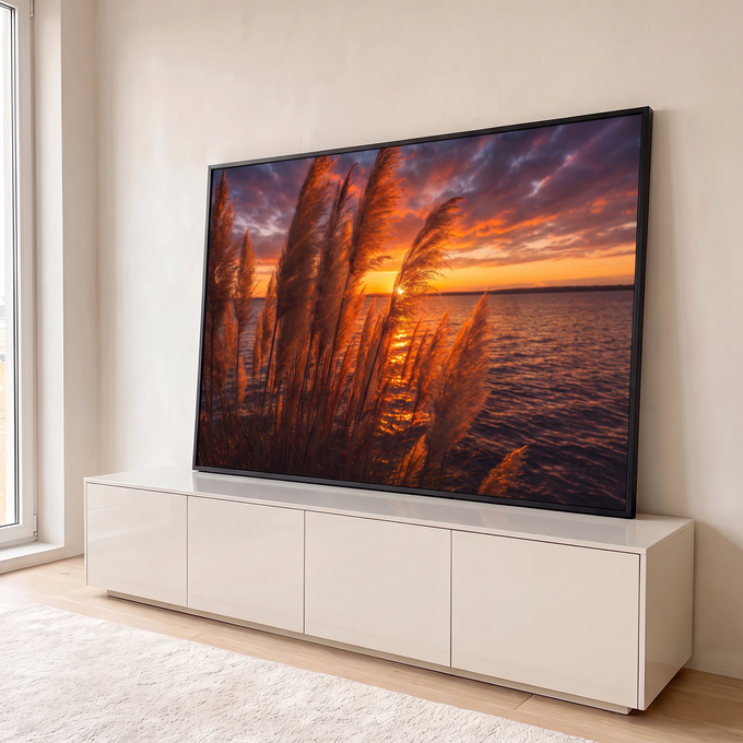 Quadro Decorativo Grande Capim dos Pampas Laranja para Sala | quadros decorativos para sala | capim dos pampas dourado silhuetado contra pôr do sol laranja sobre a água | em Quadros para Sala | Porao dos Quadros