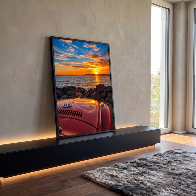 Capô de Fusca antigo laranja diante do mar, pedras e pôr do sol com ponte ao fundo, quadro decorativo
