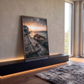 Barco de madeira antigo amarrado ao píer com corda, mar e veleiros ao pôr do sol, quadro decorativo