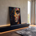 Rosto de mulher de olho verde em espátula dourada e azul com cidade noturna, quadro decorativo