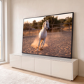 Cavalo branco galopando em picadeiro de areia com poeira dourada ao pôr do sol, quadro decorativo