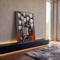 Figura arlequim com relógio, cabeças de manequim de lábios vermelhos e poltrona laranja, quadro decorativo