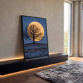 Lua cheia dourada gigante atrás de árvore sem folhas em colina com neve e céu azul, quadro decorativo