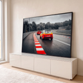 Golf GTI de corrida vermelho e amarelo em pista molhada com zebra vermelha e céu nublado, quadro decorativo