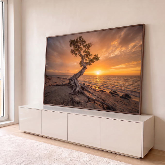Quadro Decorativo Grande Árvore Solitária Praia para Sala | quadros decorativos para sala | árvore solitária com raízes retorcidas numa praia ao pôr do sol dourado | em Quadros para Sala | Porao dos Quadros