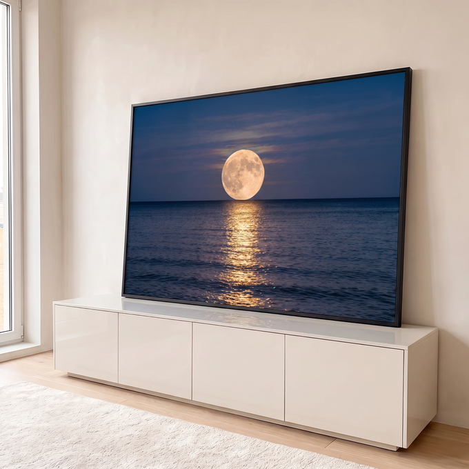 Quadro Decorativo Grande Lua Cheia Dourada Azul para Sala | quadros decorativos para sala | lua cheia dourada refletida no mar sob céu azul escuro com nuvens coloridas | em Quadros para Sala | Porao dos Quadros