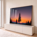 Pinheiro em silhueta ao pôr do sol com lua crescente, montanhas e céu laranja e roxo, quadro decorativo