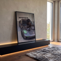 Pantera negra sentada no capô de Porsche cinza com aerofólio e faróis verdes neon, quadro decorativo