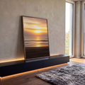 Pôr do sol dourado sobre o mar com ondas e areia em efeito de movimento, quadro decorativo