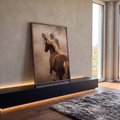 Cavalo castanho de crina loira galopando com a manada em meio à poeira, quadro decorativo