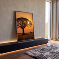 Acácia em silhueta contra sol poente laranja sobre campo dourado da savana africana, quadro decorativo
