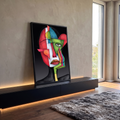 Rosto de mulher cubista em blocos vermelho, verde e azul, mão no rosto, fundo preto, quadro decorativo