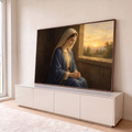 Nossa Senhora de manto azul em oração junto à janela de pedra com pôr do sol dourado, quadro decorativo