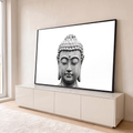 Cabeça de Buda esculpida em pedra cinza, olhos fechados e cachos espirais, fundo branco, quadro decorativo