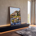 Cerâmicas coloridas com limões sobre azulejos azuis e vila de Positano ao fundo, quadro decorativo