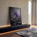 Flor íris roxa em destaque entre pedras escuras sobre fundo cinza em preto e branco, quadro decorativo