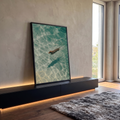 Cachorro salsicha nadando em água cristalina verde vista de cima com sombra no fundo, quadro decorativo