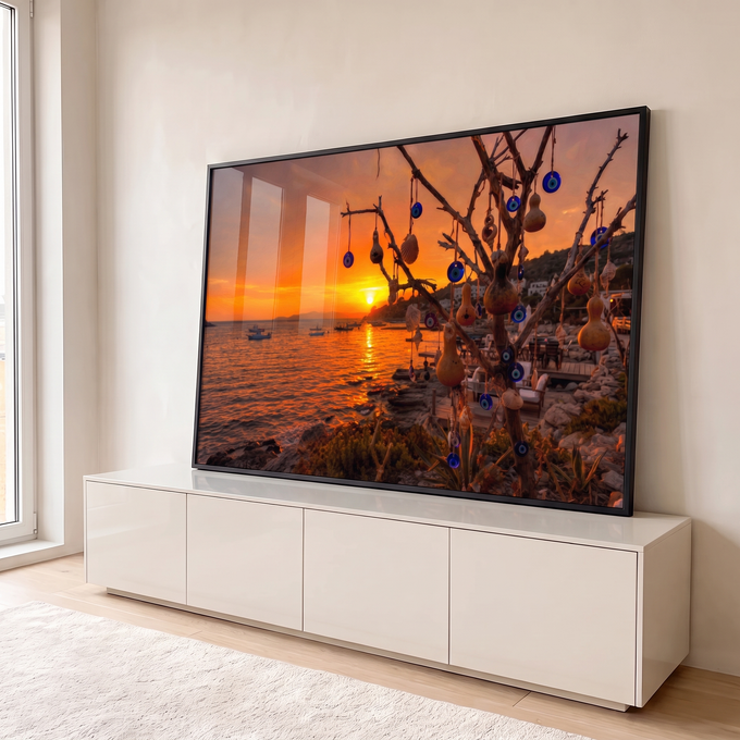 Árvore com amuletos olho grego, cabaças e conchas diante do mar ao pôr do sol laranja, quadro decorativo