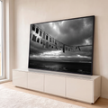 Quadro Decorativo Grande Varal de Fotografias para Sala | quadros decorativos para sala | varal com fotografias presas por pregadores sob céu nublado e mar ao fundo, em preto e branco | em Quadros para Sala | Porao dos Quadros