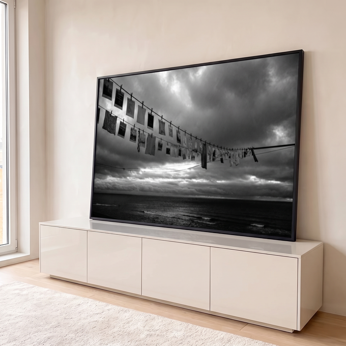 Quadro Decorativo Grande Varal de Fotografias para Sala | quadros decorativos para sala | varal com fotografias presas por pregadores sob céu nublado e mar ao fundo, em preto e branco | em Quadros para Sala | Porao dos Quadros